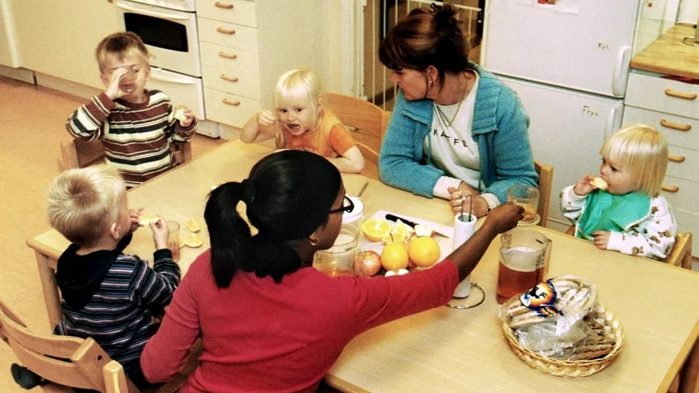 TRÖGT. Det går trögt med jämställdheten. Trots på pappret goda intentioner. Kvinnodominerade jobb är generellt lägre betalda än motsvarande manliga.