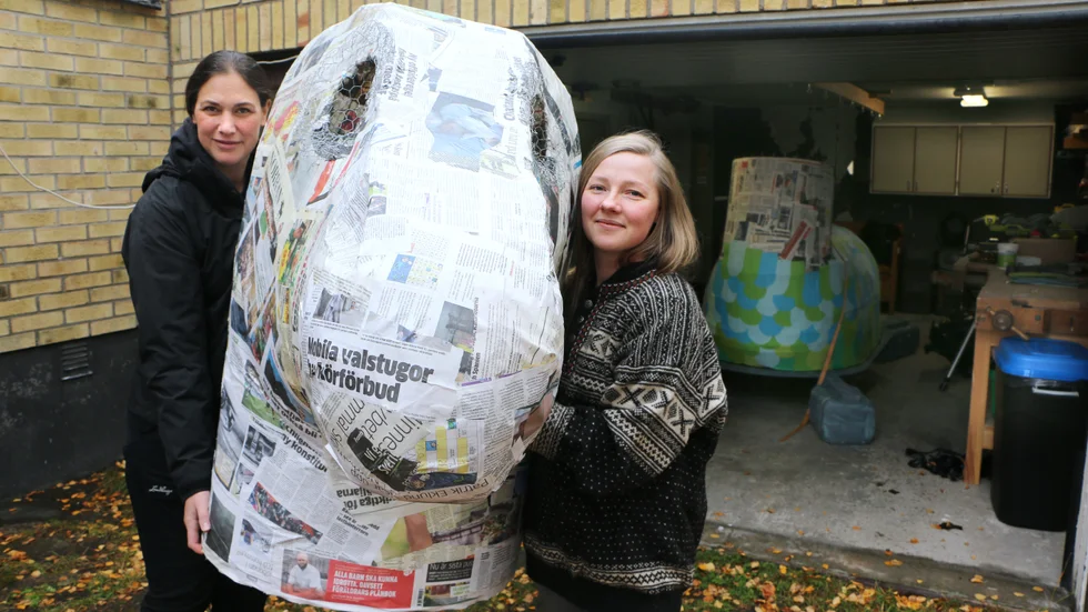 Teaterkonstnären Harleen Kalkat och konstnären Petronella Edlund har tillsammans med ungdomar skapat ett sjöodjur som ska sjösättas i Hornavan. Vid intervjutillfället var Hornava inte helt färdig.
