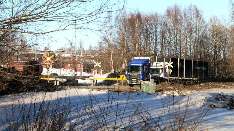 Köer bildades när bommarna återgigen fälldes ner utan att öppnas.