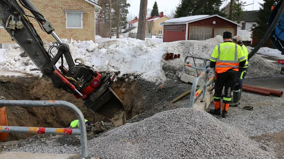 14 kubik avloppsvatten läckte in i källaren på ett flerfamiljshus.