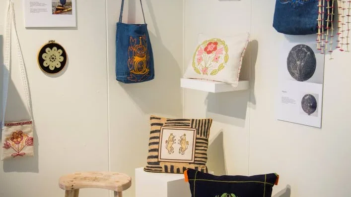 Här har två olika rånjärn gett inspiration till allt från väggsmycken och kuddar, till en mobil och en allmogepall.