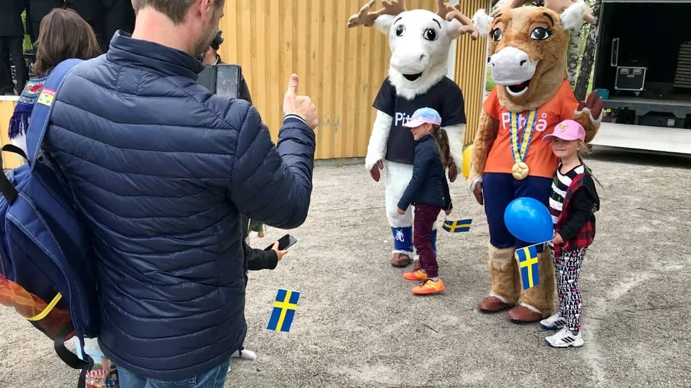 Många barn ville låta sig fotograferas med Reine och Renée, piteås patenterade maskotar..