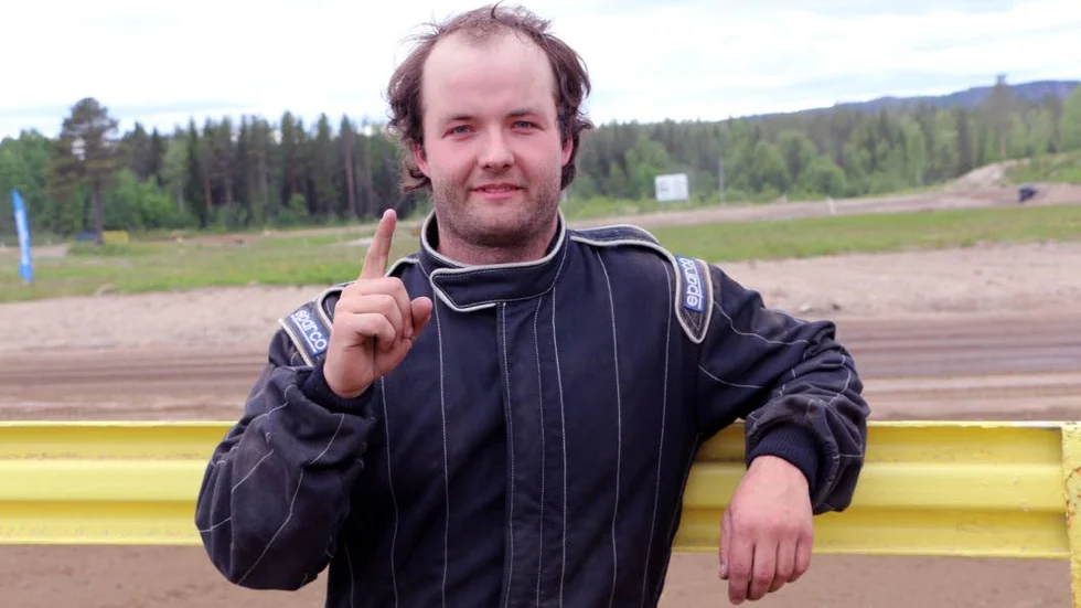 Ett finger för förstaplatsen. Det var andra raka segern för Martin Ekspjuth, PMS.