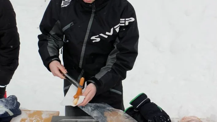 SERVERADE Arvid Risberg från Svensyn levererade korv.