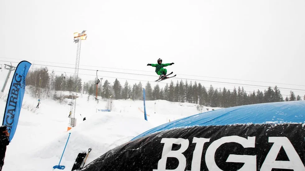 Big Air. Bodensaren Casper Hansson, 11 år, var inte sen att ställa sig i kön till big air-hoppet för att få lite luft mellan marken och skidorna.