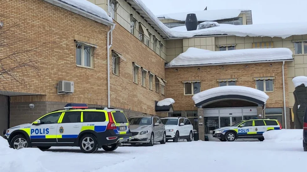 Polisen parkerade vid kommunhuset i Arjeplog under tillslaget mot en närliggande näringsidkare. (Arkivbild)