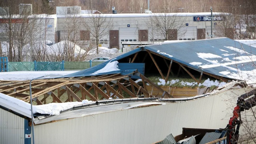 Materiella skador. Som tur var kom ingen människa till skada i samband med takraset på Wibax.