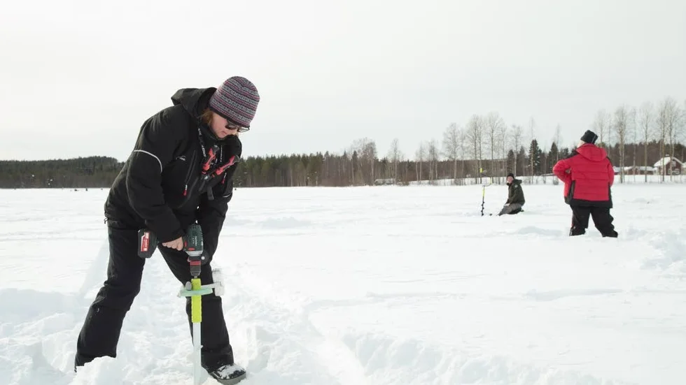 Inger Johansson borrade nya hål titt som tätt för att öka chansen till fisk.
