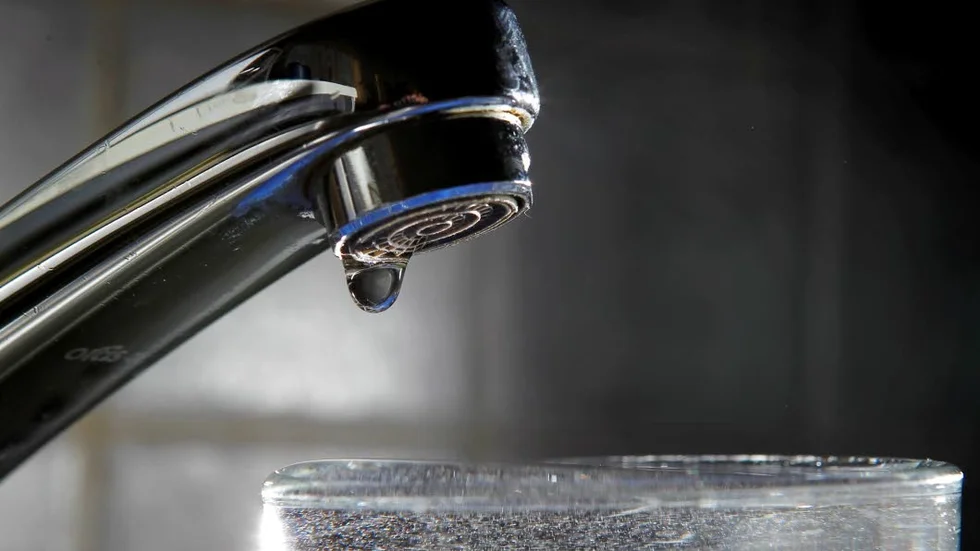 Att värmen slutar fungera vid ett strömavbrott inser de flesta, men betydligt färre planerar för att vattnet slutar rinna i kranarna. Sanitet är en stor utmaning i krislägen. När strömmen går slutar också toaletten att fungera.