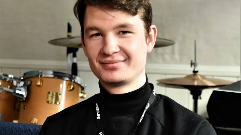 Anton Louthander har en låt som är kopplad till barndomen. Han uppträder ikväll under artistnamnet Fula killen.