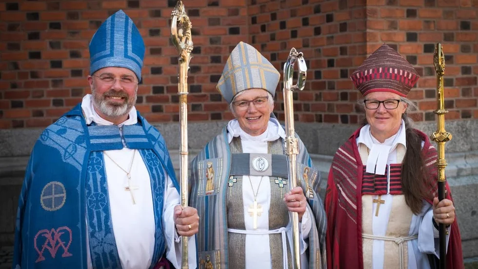 Biskopar är vui allesammans" Från vänster: Visby stifts nyvigde biskap Thomas Petersson, ärkebiskop Antje Javelén och LUleå stifts nyvigda biskop Åsa Nyström.