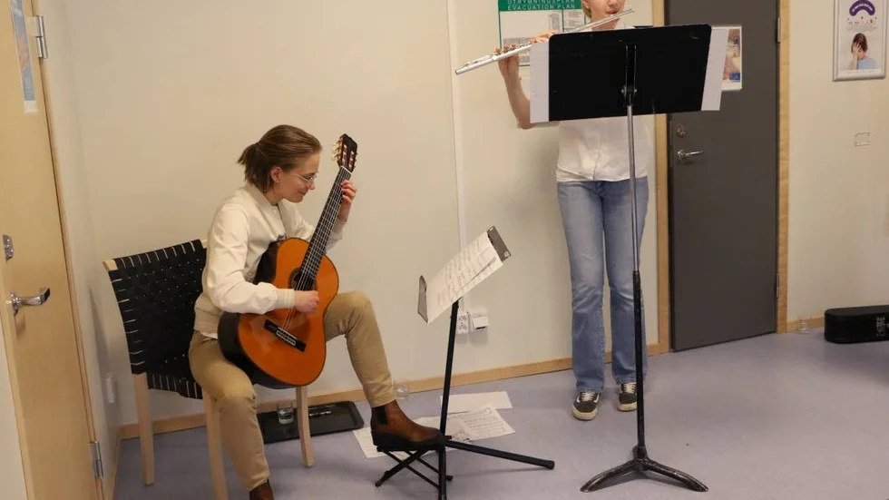 Under förmiddagen underhöll elever från Framnäs folkhögskola i väntrummet. Från vänster: Ida Nordlund och Charlotte de Laval.