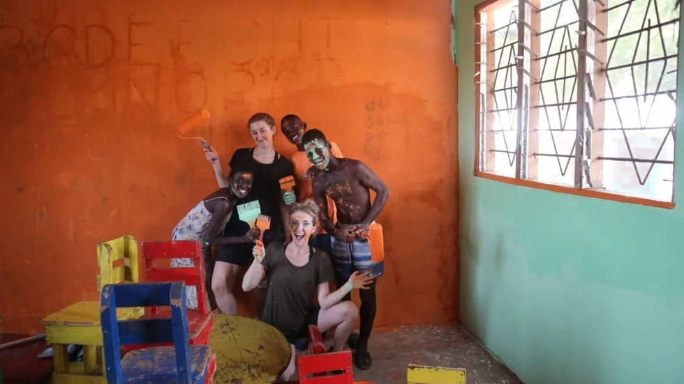Vendela Andersson arbetade som volontär i södra Ghana. Inför sin resa gjorde hon en insamling som gav henne 11 000 kr att investera i Love Lifes arbete för utsatta barn. "Jag tror att alla kan dra sitt strå till stacken; har en inte pengar kan en sprida ett budskap till dem som har", säger Vendela.