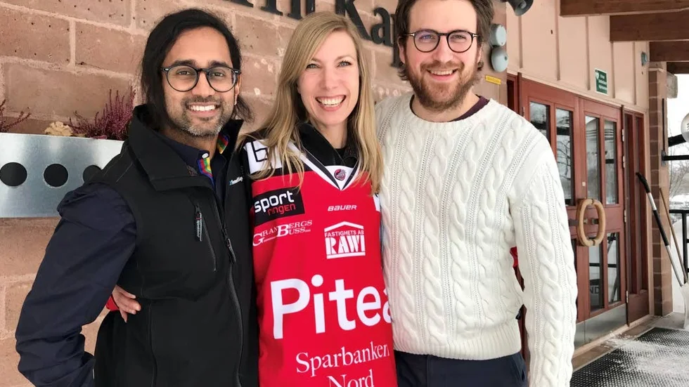 VÄRDEGRUND. David Johansson och Malin Carlborg från Smurfit Kappa har agerat idékläckare och projektstödjare för klubbchef Jonathan Glader från Piteå Hockey (till höger) som nu får möjlighet att sprida frågan om värdegrunder ut i skolorna.