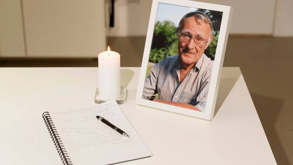 En kondoleansbok vid ett fotografi på Ingvar Kamprad på Ikea-museet i Älmhult. (Arkivbild)