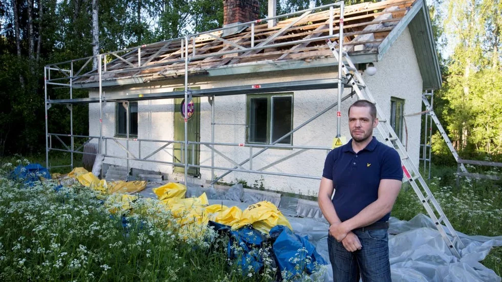 Björn Öhman tycker det är dåligt av Sveaskog att börja riva bagarstugan utan att prata med byborna först. "Jag hoppas de låter den stå kvar", säger han.
