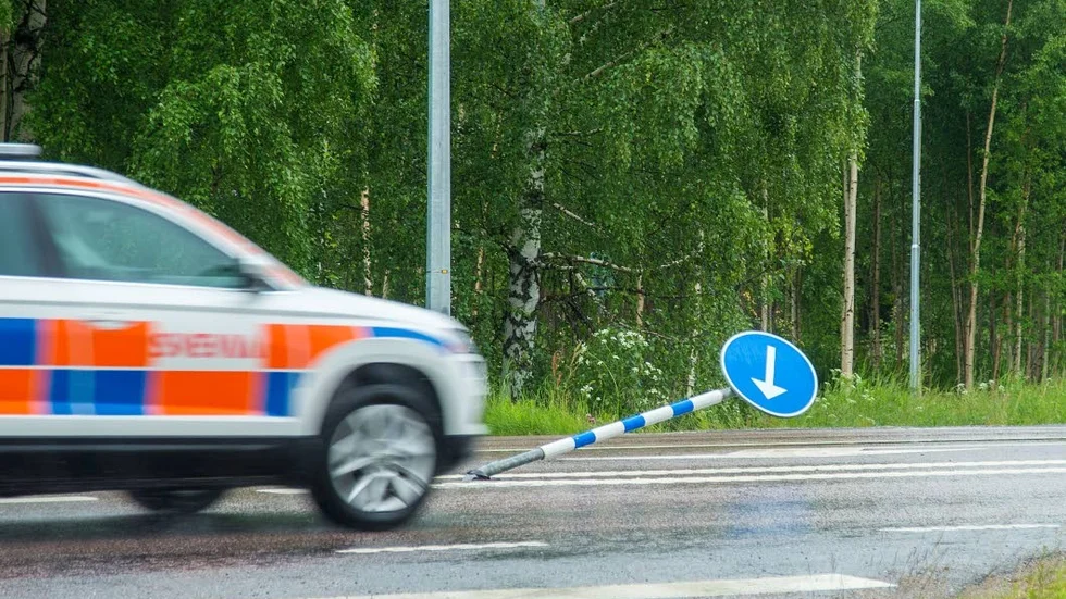 Förra veckan mejade någon ner en skylt vid korsningen.