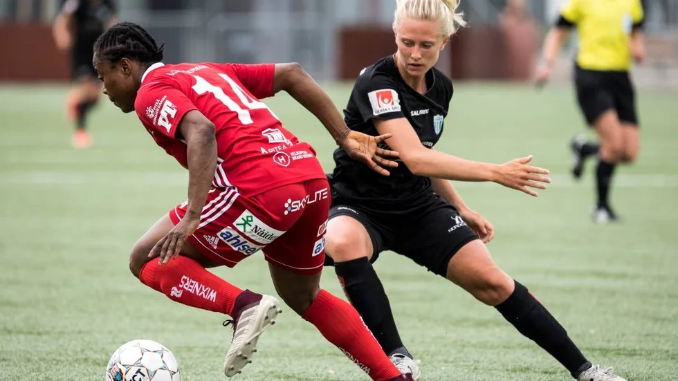 Faith Ikidi tar sig förbi en motståndare.
