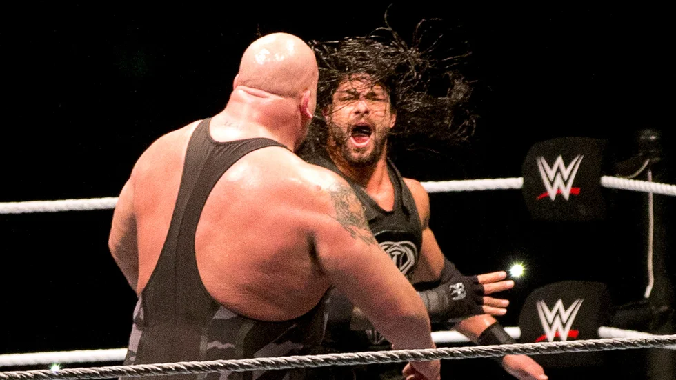 Joe Anoa'i, som är karaktären Roman Reigns verkliga namn, under en match mot The big show, Paul Wight. 