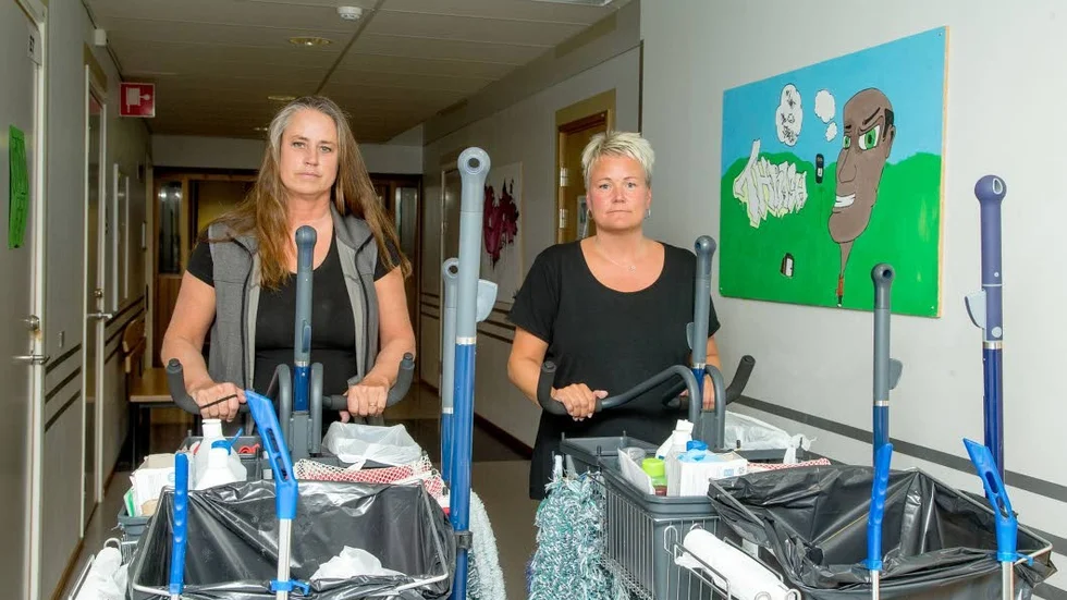 De fackliga ombuden Louise Sandlund och Pernilla Sundström är inte förvånade övermiljöinspektörernas larm om bristfällig städning i Piteås skolor. "Redan 2004 drogs det ner på städningen i skolorna efter ett politiskt beslut", säger de.