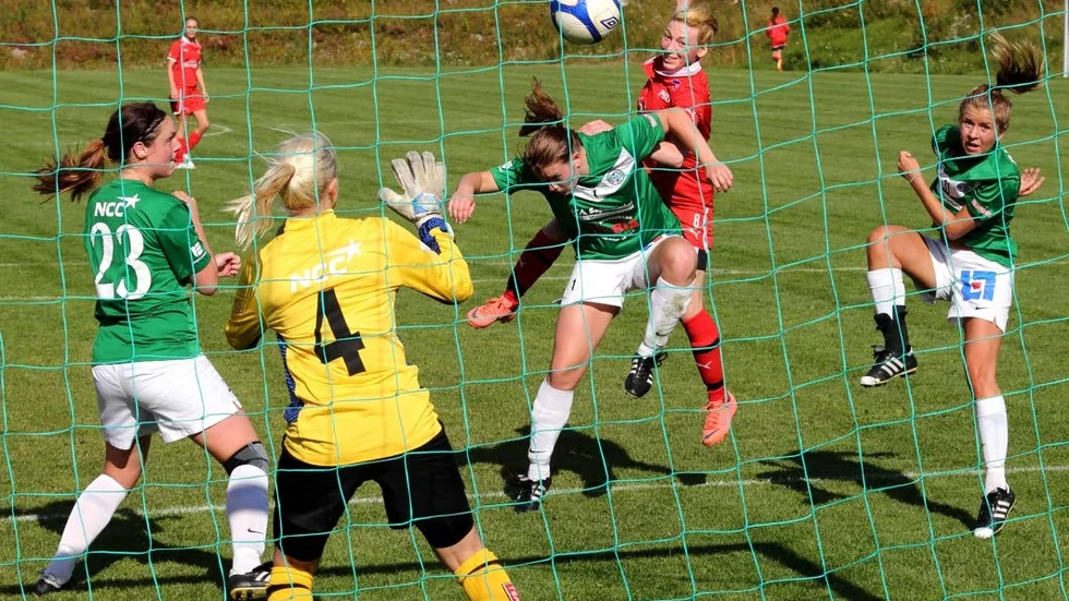 Elin Olsson (i rött) gjorde två nickmål. (Arkivbild)