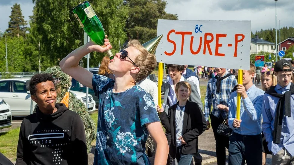Det var stekigt värre när älvsbyns egna stureplansprofiler från 8 C drack "bubbel" ur flaskan.