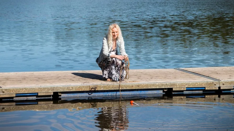 PT:s reporter Frida Enberg undvek noggrant all kontakt med vattnet. Med hjälp av ett rep på termometern kunde hon bekvämt läsa av temperaturen från bryggan.