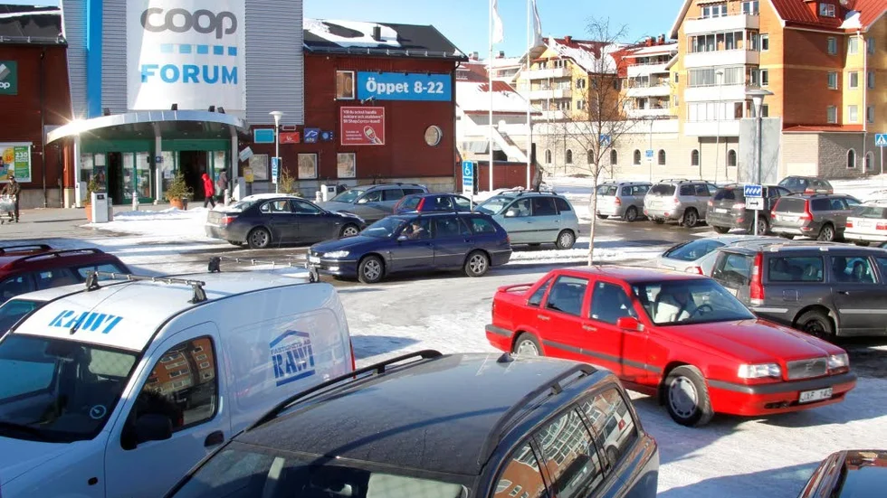 Här, på parkeringen utanför Coop Forum, ska de båda männen ha råkat i bråk på onsdag förmiddag. En av dem, en 26-åring, har nu häktats misstänkt för grov misshandel efter att ha attackerat den andre med en flaska. (Arkivbild)