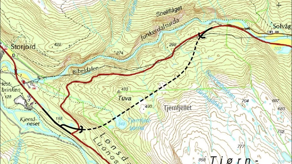 Tunneldragningen. De svarta strecken visar hur Tjernfjellstunnelns dragning ser ut. En sista salva återstår innan man tagit sig de 3,3 kilometerna genom fjället.