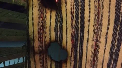 Värmen från lampan orsakade en glödbrand i mattan, som fick två stora hål i sig, och utlöste brandlarmet.
