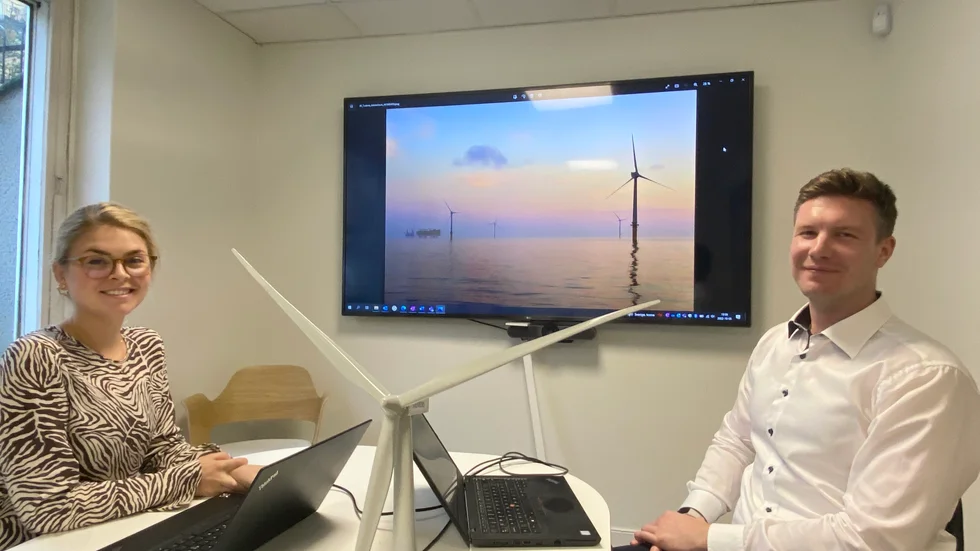 ”I Sverige har vi fyra projekt just nu som vi utvecklar. Förutom Fyrskeppet finns Storgrundet i Gävleborg, Eystrasalt i norra Hälsingland och Polargrund i Norrbotten”, säger Hanna Magnusson, ansvarig för samhällskontakter på Skyborn. Till höger projektledaren Pär Boquist.