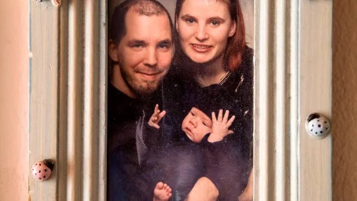 Första barnet. Här är Mattias, som i dag hunnit bli 15 år, rätt nyfödd. Stolta föräldrarna Fredrik och Päivi Sundvalls förstfödde.