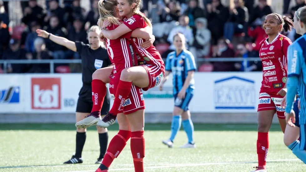 Julia Karlernäs och Andrea Norheim kramar om varandra efter Piteås 2-0-mål. Till höger Madelen Janogy.