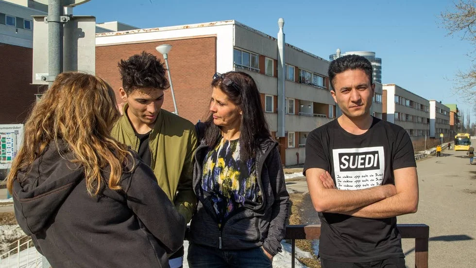 Oro och tvivel präglar tillvaron för Essa Mohammadi, här omgiven av sin familj, till höger Anneli Rydberg och Noor Mohammad Moradi.