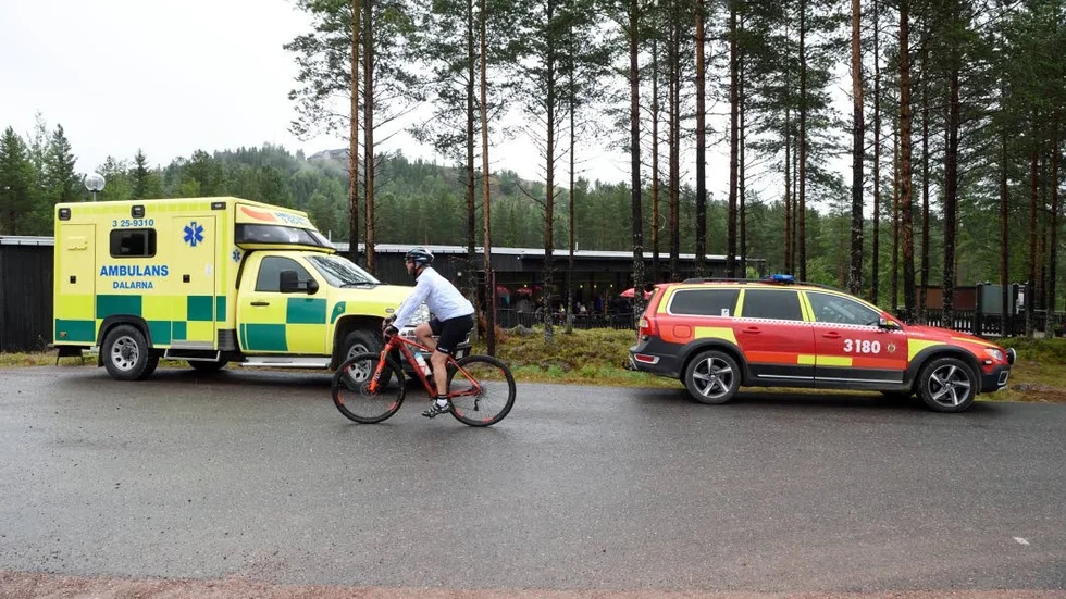 Den djurskötare vid Orsa Rovdjurspark som tidigare i dag blev angripen av en björn har avlidit av sina skador, enligt flera medier.