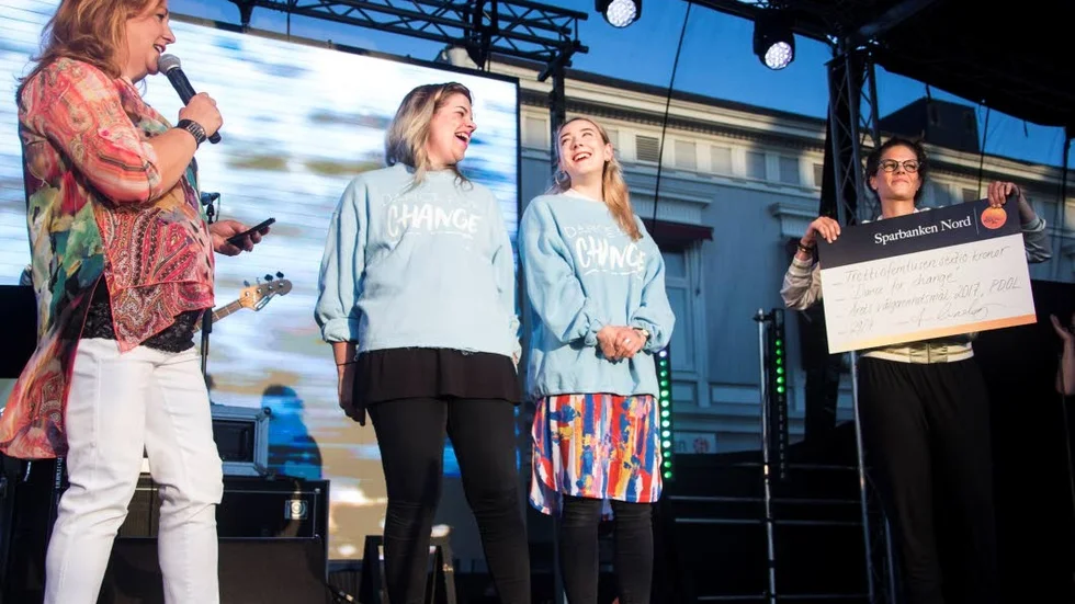 Dance For Change tilldelades "Årets Välgörenhetsmål" och med detta en check på 35060 kronor. Som representanter på scen ses Marie Tuvesson och Lina Jonsson.