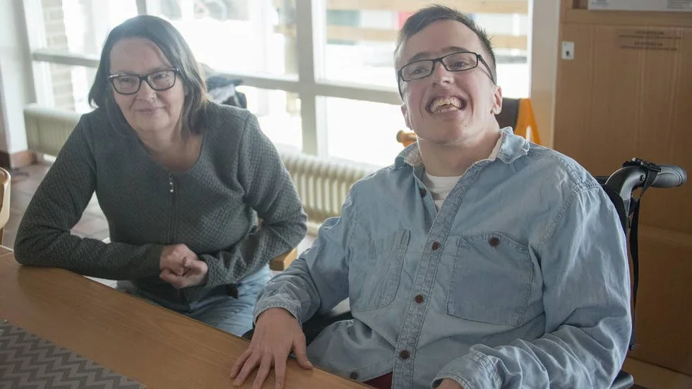 Inget bad. Marcus Sundkvist med mamma Gunilla Sundkvist. "Det är otroligt illa, det är så osäkert. Jag blir verkligen orolig när de gör så här", säger Marcus Sundkvist, som använt bassängen regelbundet sedan har var fem år gammal.