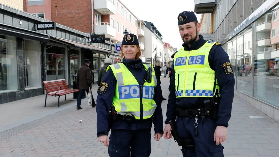 Polisnärvaro. Även i Piteå var polisen synlig under lördagen. "Vi vill förmedla lugn och närvaro", sa gruppbefälet Magnus Carlborg som patrullerade med Anna Nordlund.