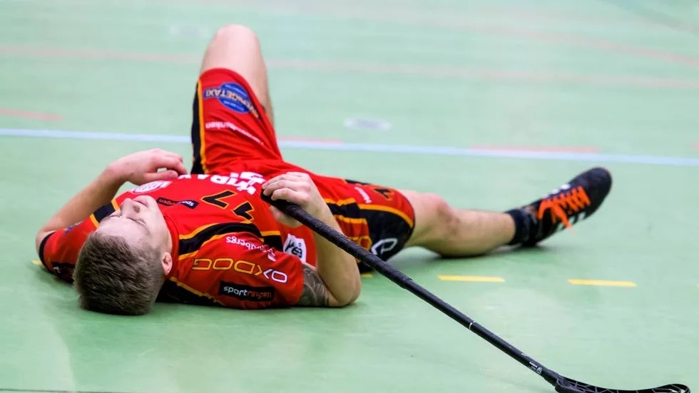 SÄSONGEN ÖVER. Wibaxstjärnan Erik Nilsson prickade in ett par mål och svarade som vanligt för ett stort artisteri, men det räckte inte i ödesmatchen mot Täby. Wibax föll med siffrorna 7–11.