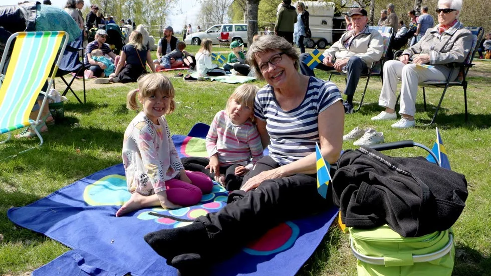 En härlig dag. Mormor Elisabet Vesterberg åt glass och drack festis med Vilma, 6 år, och Elsa, 3,5 år.
