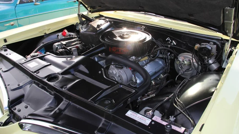 KRAFTFULL. Motorn i Peter Larssons Pontiac. En  kraftfull 389 V8.