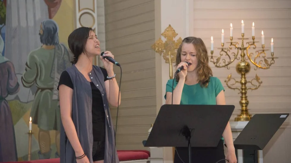 Fin sång. Katerina Lindmark och Jenny Karlsson sjöng tre låtar under studenternas avslutning i kyrkan.