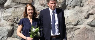 Varm kyss vid kyrkväggen