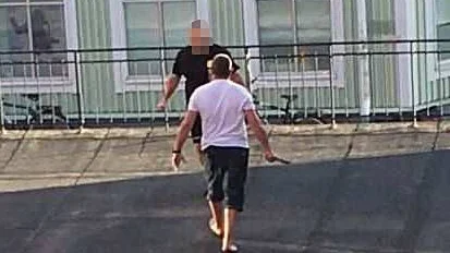Knivhot. När den otrevlige mannen vägrade gå hämtade mannen till slut en kniv för att skrämma iväg honom. Båda stod inför rätta på onsdagen.