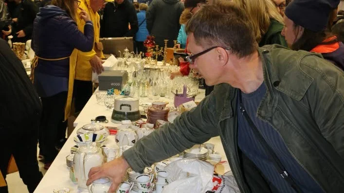 Porslin. Vid ett av de större borden rymdes porslin, tallrikar glas ja det mesta i husgeråd.