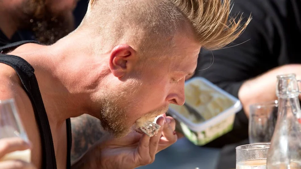 Slutet. Sista fem sekunderna trycker Jonatan Hammarbäck i sig palten.