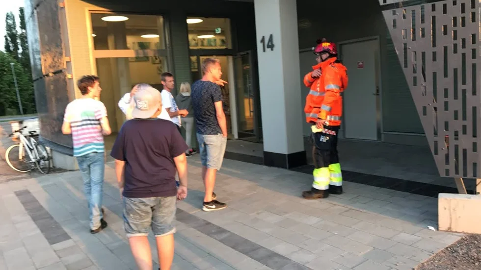 BRANDLARM. Insatsledare Hans-Erik Pekula lugnar alla evakuerade om orsaken till brandlarmet i Stadstornet.