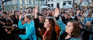 Cleo välter Rådhustorget