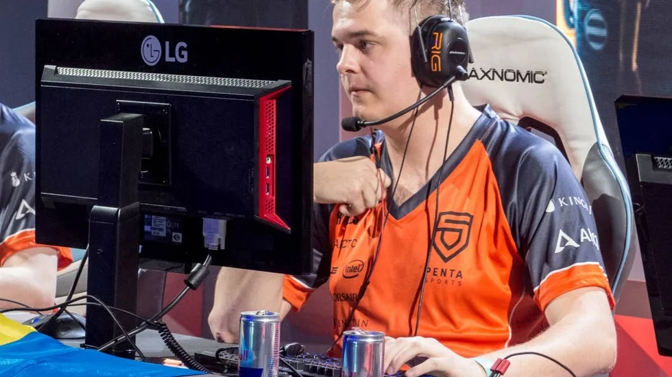 "Det sjuka var att vi vann en förkrossande seger. Totalt 10-1. 5-0 och 5-1. För de som förstår är siffrorna en jättekross", förklarar Fabian Hällsten.
