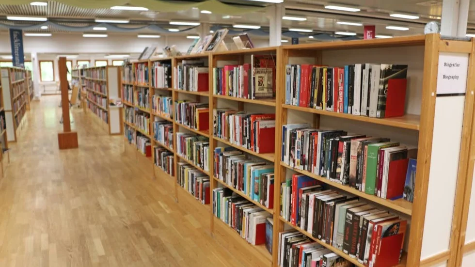 LÅNG KÖTID. Låntagaren kan få vänta länge på en bok om det är lång kö.